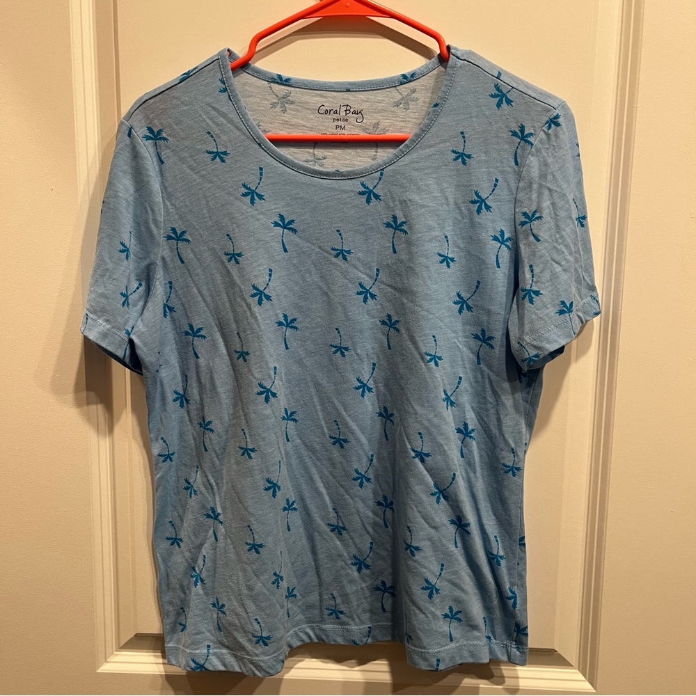 Women’s Coral Bay Blue Tee Palm Tree Print Size PM Petite Medium.